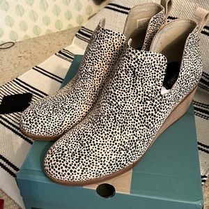 Gently worn (twice) Toms Kallie boots cheetah print